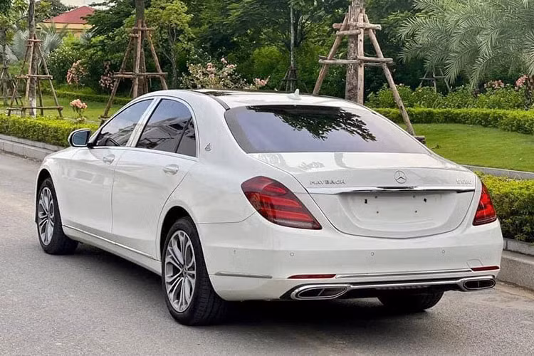 Mặc dù đã có tuổi đời tới 3 năm, tuy nhiên ngoại hình chiếc xe sang Mercedes-Benz S450 cũ đời 2018 này vẫn được chủ nhân giữ gìn khá mới. Xe sở hữu kích thước lần lượt là : D x R x C : 5246mm x 1899mm x 1494mm tạo nên một không gian rộng rãi thoải mái hơn cho người ngồi trên xe.