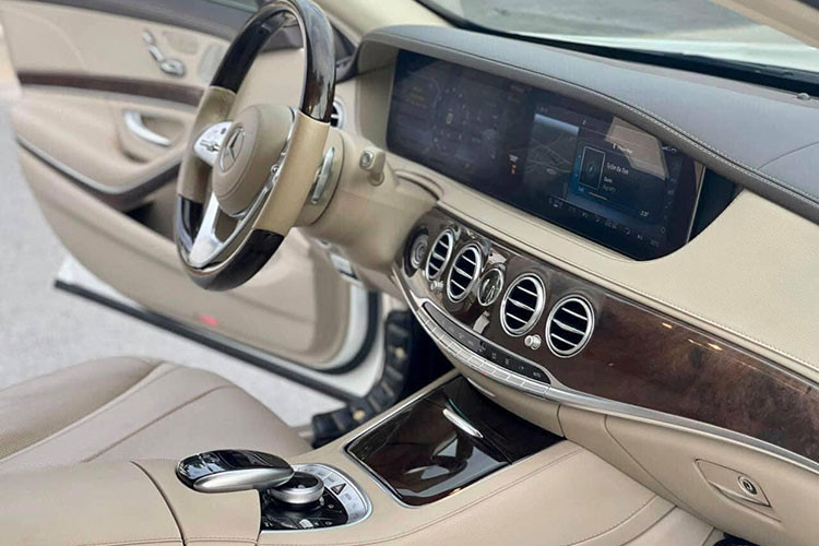 Mercedes-Benz S450 đời 2018 vẫn duy trì đẳng cấp hạng sang với gần như toàn bộ khoang cabin bọc da, điểm thêm vật liệu gỗ và kim loại tạo điểm nhấn. Hàng ghế sau có chức năng massage 6 chế độ, 2 màn hình giải trí, điều hoà và cửa sổ trời tách biệt.