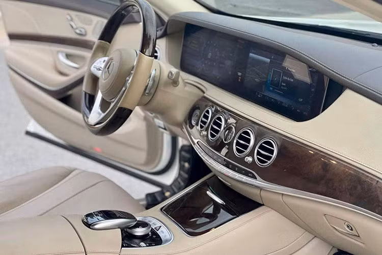 Mercedes-Benz S450 đời 2018 vẫn duy trì đẳng cấp hạng sang với gần như toàn bộ khoang cabin bọc da, điểm thêm vật liệu gỗ và kim loại tạo điểm nhấn. Hàng ghế sau có chức năng massage 6 chế độ, 2 màn hình giải trí, điều hoà và cửa sổ trời tách biệt.