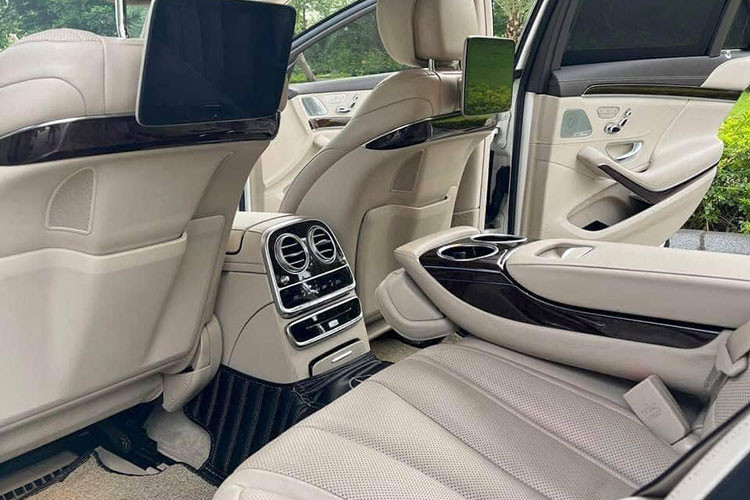 Công nghệ an toàn nổi bật có phanh tự động ngăn ngừa va chạm trước, hỗ trợ đỗ xe chủ động, hệ thống tự động bảo vệ PRE-SAFE cho cả 2 hàng ghế, tránh thiếu lái khi vào cua, hỗ trợ lái xe khi gió mạnh thổi ngang và 10 túi khí. Đai an toàn ghế sau được tích hợp túi khí riêng.