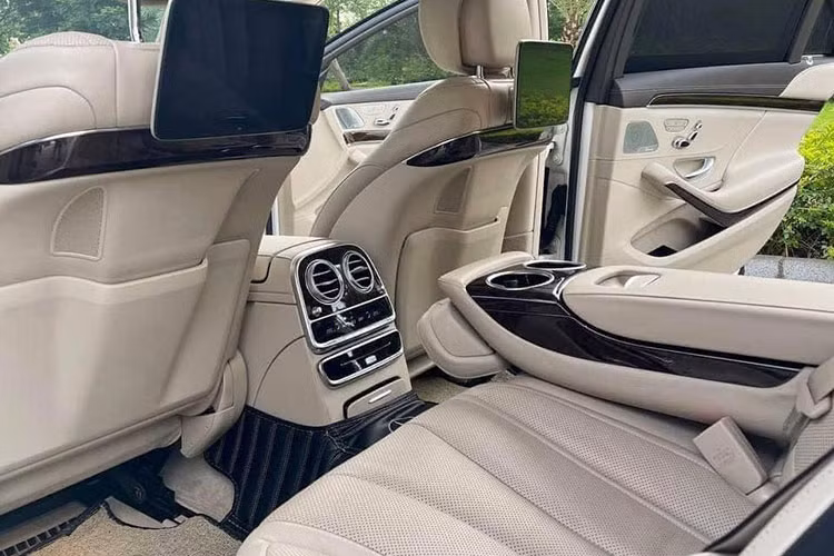 Công nghệ an toàn nổi bật có phanh tự động ngăn ngừa va chạm trước, hỗ trợ đỗ xe chủ động, hệ thống tự động bảo vệ PRE-SAFE cho cả 2 hàng ghế, tránh thiếu lái khi vào cua, hỗ trợ lái xe khi gió mạnh thổi ngang và 10 túi khí. Đai an toàn ghế sau được tích hợp túi khí riêng.