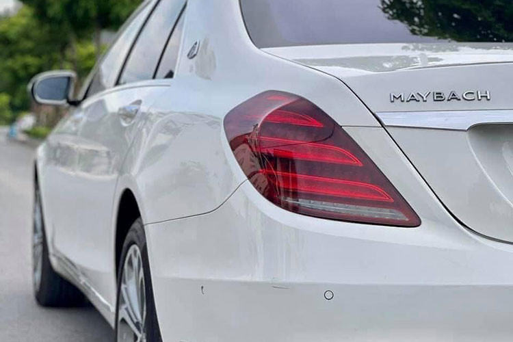 Cụm đèn chiếu sáng chính của xe vẫn là LED thông minh nhưng khác ở giao diện bên trongViệc bố trí 3 dải LED định vị ban ngày giúp dễ dàng phân biệt với E-Class (2 dải) và C-Class (1 dải). Vành xe vẫn là loại 5 chấu kép, kích thước 18 inch nhưng nan to, khoẻ khoắn hơn.