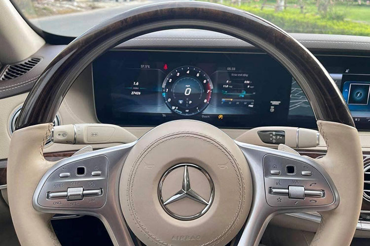 Các trang bị tiêu chuẩn khác trên mẫu xe sedan hạng sang Mercedes-Benz S450 2018 này vẫn có đèn viền nội thất, âm thanh Burmester 13 loa, lọc không khí và tạo hương nước hoa thông minh…