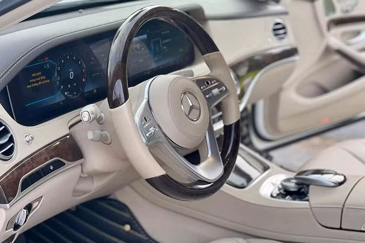 Nội thất xe với vô lăng 3 chấu, màn hình kép kích thước 12,3 được nối liền trong một mặt kính giống E-Class. Tất cả chức năng và thông báo trên màn hình đã được Việt hoá hoàn toàn. Các chi tiết còn lại hầu như được giữ nguyên so với bản trước.