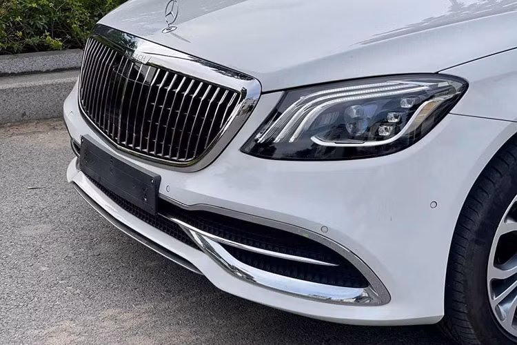 Phần đầu của Mercedes-Benz S450 2018 nhìn khoẻ khoắn hơn so với bản S400 cũ nhờ cản trước bỏ đi phần hốc gió "mặt cười", thay bằng một dải lớn kéo dài suốt đầu xe, nhấn thêm bởi đường chrome chính giữa.