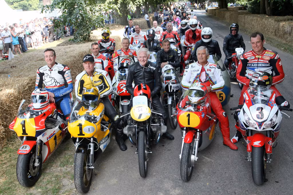 Lễ hội tốc độ Goodwood (12-15/7): Lễ hội tốc độ Goodwood còn được biết đến với tên gọi "Lễ hội Bạc", là sự kiện thường niên tổ chức tại Anh. Trọng tâm của sự kiện này là những mẫu xe hơi mới, độc đáo và giá trị. Tuy nhiên, nơi đây cũng thu hút các tín đồ 2 bánh cùng hàng trăm mẫu môtô đặc biệt xuất hiện.