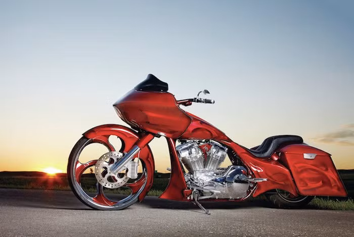 Để có thể tạo được dáng thấp đặc trưng, những chiếc siêu môtô Harley-Davidson Bagger thường có phuộc trước độ lại hoặc thay phuộc ngắn, cùng với phuộc sau cực ngắn.