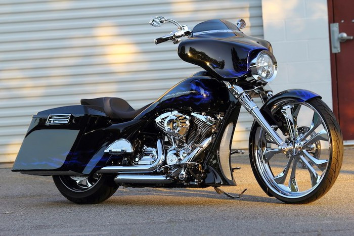 Với sự phát triển của công nghệ, nhiều chiếc Harley-Davidson bagger hàng khủng còn được trang bị giảm xóc khí phía sau để có thể dễ dàng điều chỉnh khoảng sáng gầm. Mỗi chiếc Bagger cũng thường là một tác phẩm nghệ thuật nhờ có những hình vẽ và sơn airbrush cầu kỳ trên thân xe.