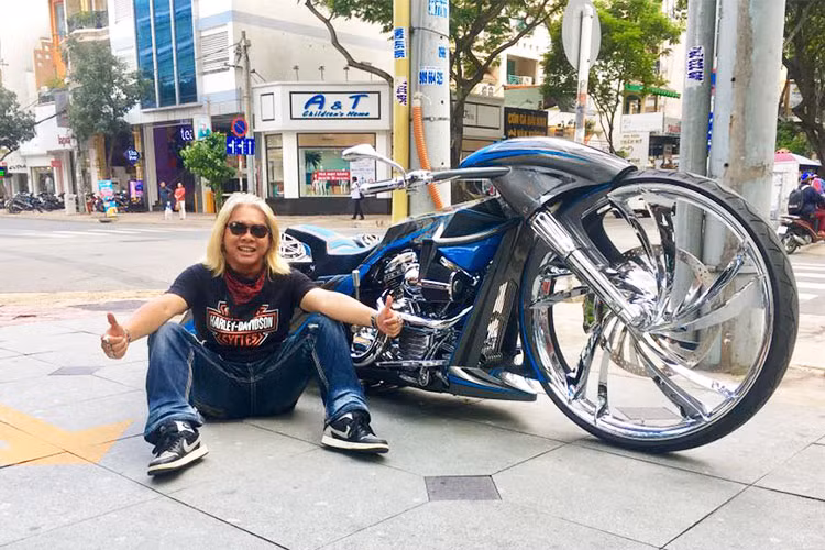 Trong ảnh là siêu phẩm Harley-Davidson độ phong cách bagger không thể chất hơn của biker nổi tiếng tại Sài Gòn thuộc CLB Saigon Free Chapter. Đây cũng là chiếc xe môtô độ bagger có 1-0-2 tại Việt nam hiện nay.