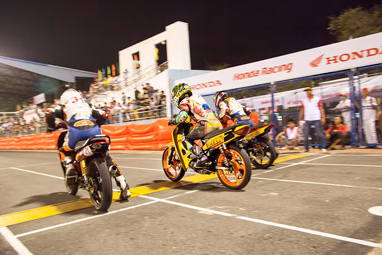 Ở hệ thống đua Honda Wave 110 chuyên nghiệp, những chiếc xe sẽ được chính các tay đua chuyên nghiệp đến từ các câu lạc bộ độ trực tiếp. Các xe sẽ được loại bỏ phần lớn các thân vỏ nhựa nguyên bản của xe và thay vào bằng vỏ tự chế bởi mỗi lò ( thông thường thì vỏ độ này của đội bằng composit).