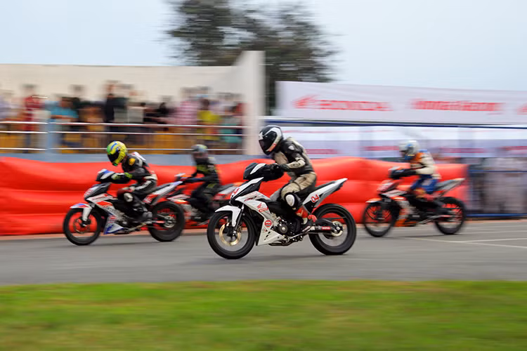 Một điều dễ nhận thấy ở tất cả các thể thức đấu xe máy Honda tại Bà Rịa vừa qua, đó là tính cạnh tranh cực cao của các tay đua ở nhiều vòng, khi họ sẵn sàng áp rất sát đối thủ để chờ cơ hội bứt phá. Với sự cạnh tranh khốc liệt, đây thực sự là một giải đấu đáng xem.