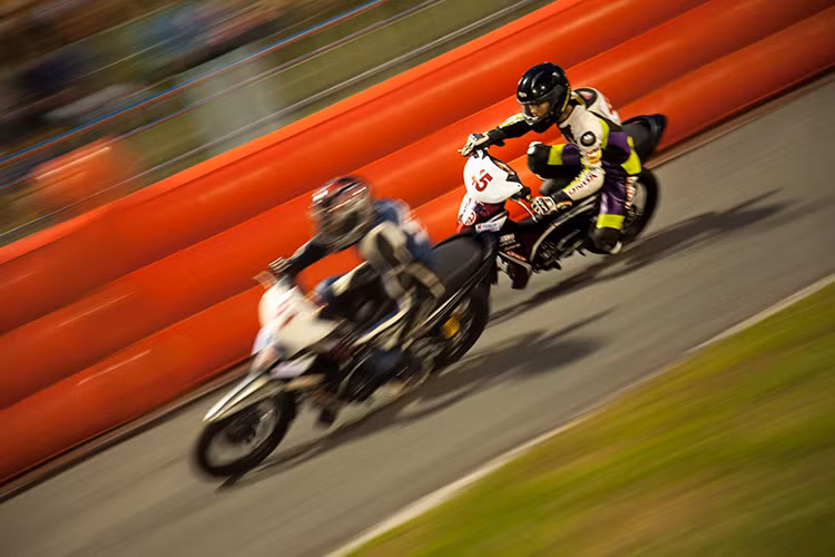 Trên các chiếc xe đua ở hạng Honda Blade 110, ngoài việc được thay các chi tiết đễ thuận tiện cho việc đua, xe còn được độ hệ thống ly hợp ( côn) từ dạng ly tâm tự động sang dạng côn tay (ngắt cưỡng bức) thuận tiện cho việc chuyển số nhanh và liên tục của các tay đua.