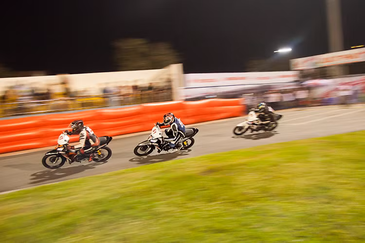 Bên cạnh việc độ xe để giúp cho những chiếc xe thương mại trở lên mạnh mẽ hơn, hệ thống sân đua được bảo vệ an toàn bằng những túi khí giúp các vận động viên giảm chấn thương khi va chạm. Lực lượng trọng tài cũng luôn có mặt kịp thời để khắc phục nếu xảy ra sự cố.