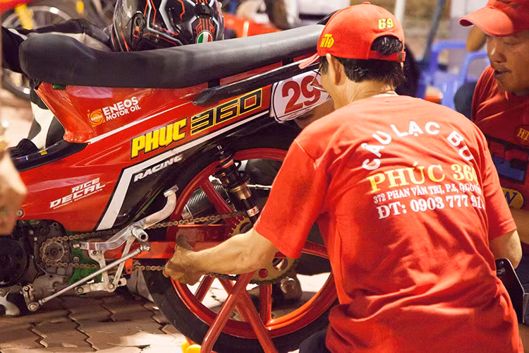 Xe cũng được thay đổi chế hòa khí và lọc gió hiệu suất cao hơn ( mỗi lò sử dụng khác nhau), việc thay đổi vành và lốp xe bằng loại không dùng săm (nhưng lốp xe không hoàn toàn tất cả là lốp đua xe, có đội vẫn là lốp không săm thông thường).