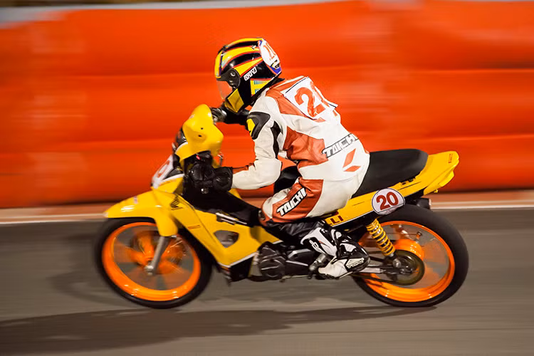 Ở hệ đua Wave 110 này, xe được độ hệ thống ly hợp (côn) từ dạng ly tâm tự động sang dạng côn tay (ngắt cưỡng bức) thuận tiện cho việc chuyển số nhanh và liên tục của các tay đua. Bên cạnh đó, việc sử dụng nhông xích để đua cũng khiến cho chiếc xe mạnh mẽ và "bố" hơn rất nhiều so với nguyên bản.