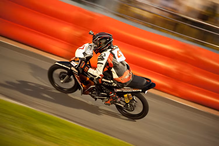 Ở giải thi đấu lần này, các tay đua liên tục tạo ra các màn rượt đuổi, bám sát nhau khiến khán giả thêm phấn khích. Với sự cổ động nhiệt tình của người hâm mộ, các vận động viên tranh chấp nhau quyết liệt ngay từ những mét xuất phát.