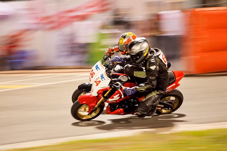 Bên cạnh đó, xe còn được can thiệp vào hệ thống lập trình PGM -FI bằng bộ thiết bị tăng công suất. Thay đổi các thanh gác chân và lắp ráp ở vị trí cao hơn đảm bảo an toàn khi vào cua vòng (tay đua có thể nghiêng xe ở góc nghiêng lớn hơn), lốp xe chuyên dùng và nhiều chi tiết như phuộc, nhông sên... cũng được độ lại.