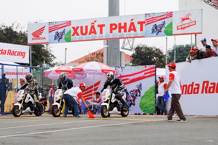 Cuối tuần Honda Việt Nam tổ chức giải đua xe tại sân đua Bà Rịa, tỉnh Bà Rịa – Vũng Tàu với mong muốn mang giải đua xe chuyên nghiệp này đến gần hơn với khán giả nơi đây hơn. Tham dự giải đua lần này thu hút sự tham gia thi đấu của 64 tay đua tham gia thi tài.