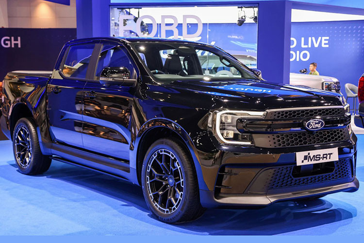 Không theo phong cách việt dã thường thấy trên các mẫu Raptor, Ford Ranger MS-RT 2025 mới hướng đến trải nghiệm thể thao trên đường nhựa, trở thành tâm điểm trong gian hàng của Ford tại Triển lãm Ô tô Quốc tế Bangkok 2025. 