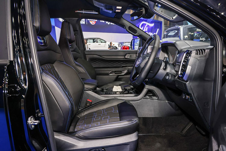 Dưới nắp capo, Ranger MS-RT trang bị động cơ diesel V6 3.0L tăng áp, cho công suất 250 PS và mô-men xoắn 600 Nm – mạnh hơn 10 PS so với phiên bản tiêu chuẩn. Xe sử dụng hộp số tự động 10 cấp và hệ dẫn động 4 bánh điện tử, duy trì khả năng tải 1 tấn và kéo 3.500 kg, đảm bảo tính thực dụng đặc trưng của dòng bán tải Ford.