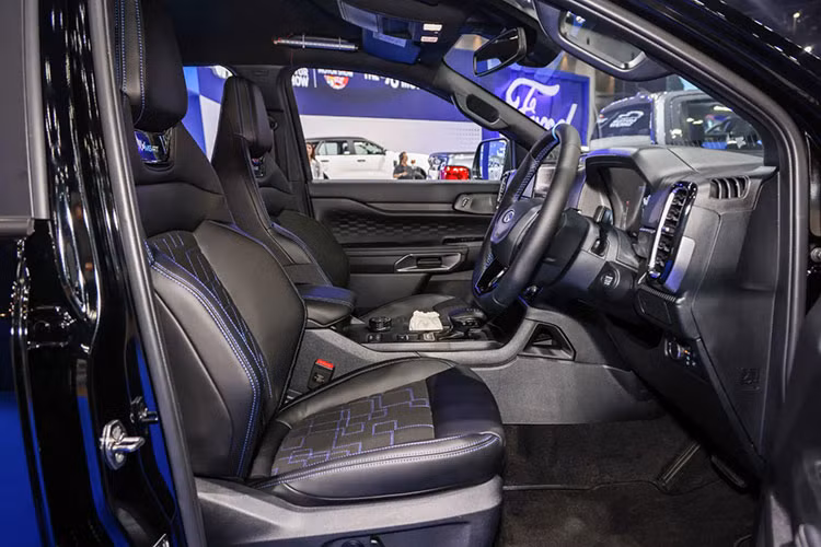 Dưới nắp capo, Ranger MS-RT trang bị động cơ diesel V6 3.0L tăng áp, cho công suất 250 PS và mô-men xoắn 600 Nm – mạnh hơn 10 PS so với phiên bản tiêu chuẩn. Xe sử dụng hộp số tự động 10 cấp và hệ dẫn động 4 bánh điện tử, duy trì khả năng tải 1 tấn và kéo 3.500 kg, đảm bảo tính thực dụng đặc trưng của dòng bán tải Ford.