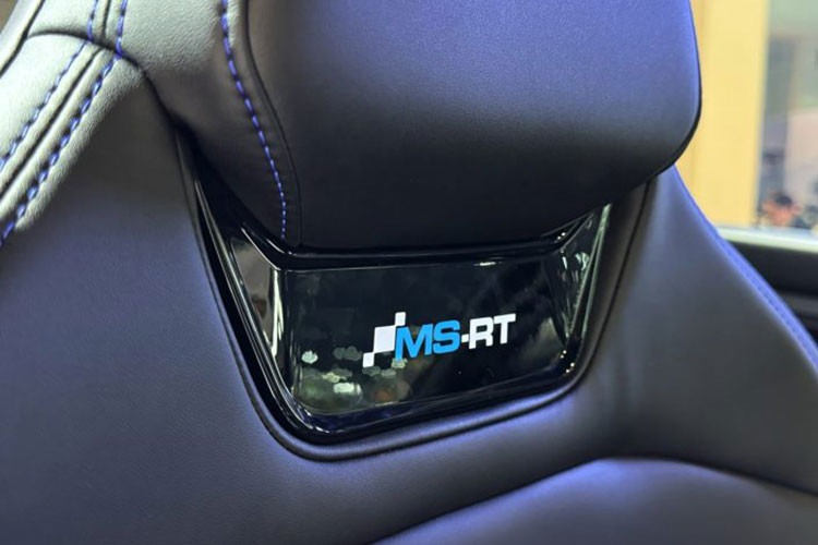 Vô lăng đáy phẳng có điểm đánh dấu ở vị trí 12 giờ, đặc trưng của các mẫu xe đua, giúp tăng cảm giác lái. Các chi tiết màu xanh nổi bật xuyên suốt không gian nội thất, tạo điểm nhấn thể thao và cao cấp.