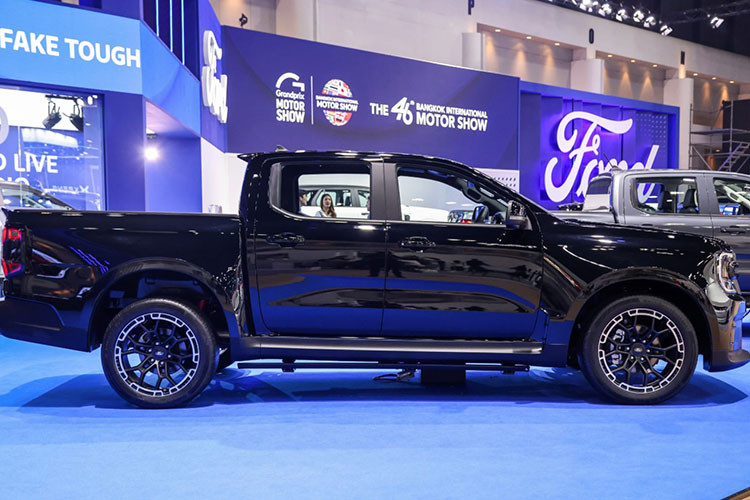 Mẫu xe bán tải Ford Ranger MS-RT sở hữu bộ bodykit hầm hố, lấy cảm hứng từ dòng xe bán tải đua tại giải Thailand Super Pickup. Cản trước thiết kế mạnh mẽ với lưới tản nhiệt tổ ong, hốc hút gió lớn cùng bộ chia gió tích hợp giúp tối ưu khí động học.