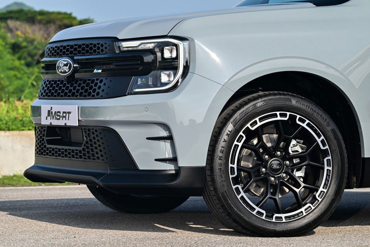 Tại Thái Lan, mức giá xe Ford Ranger MS-RT 2025 niêm yết từ 1,749 triệu baht (tương đương khoảng 1,32 tỷ đồng) với màu sơn tiêu chuẩn Absolute Black. Nếu khách hàng muốn chọn màu Conquer Grey, cần chi thêm 10.000 baht. 