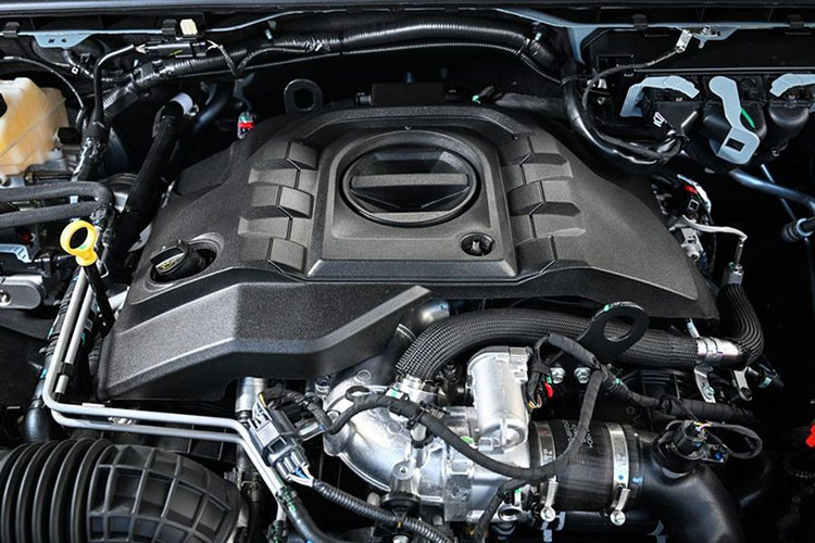 Hệ thống treo của xe được nâng cấp với giảm chấn trước cứng hơn và thiết lập lại phía sau, mang đến trải nghiệm lái thể thao, phản hồi tốt hơn khi vào cua hoặc chạy tốc độ cao.