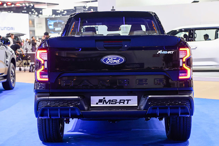 Ngoại thất Ford Ranger MS-RT 2025 còn có bệ bước điện, nắp bình nhiên liệu in logo MS-RT và bộ đôi cánh gió phía sau gồm cánh gió mui và "đuôi vịt" tích hợp ở nắp thùng tạo vẻ ngoài thể thao và khác biệt.