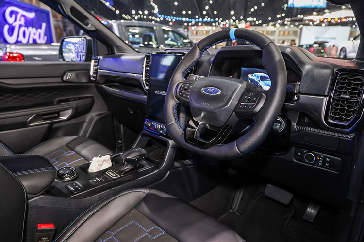 Khoang lái của Ranger MS-RT tiếp tục khẳng định cá tính riêng với ghế thể thao chỉnh điện 8 hướng, bọc da nhân tạo kết hợp da lộn, cùng logo MS-RT thêu tỉ mỉ trên ghế, thảm sàn và khu vực cần số.