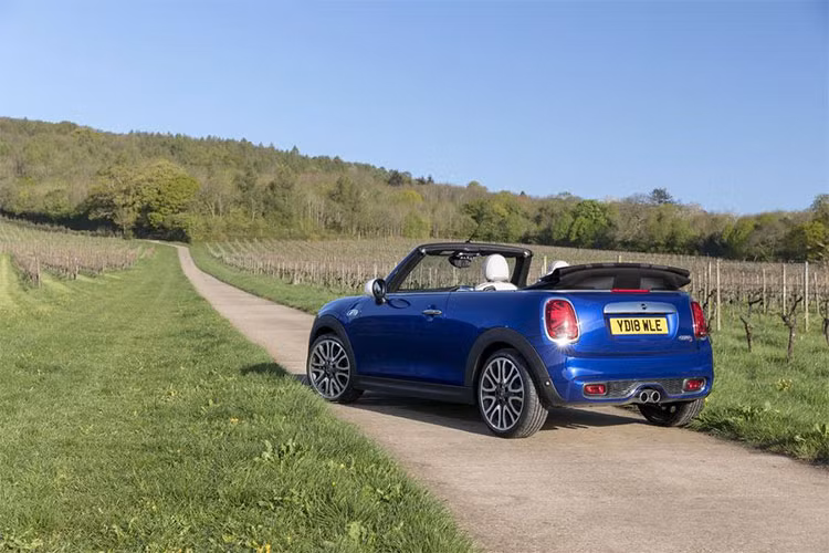 Ngoài ra, phiên bản đặc biệt MINI Convertible 25th Anniversary mới này còn sở hữu mui bạt với họa tiết hình cờ Vương quốc Anh Union Jack và mâm đúc 18 inch 2 tông màu.