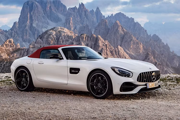 Tại thị trường Châu Âu, mẫu siêu xe thể thao Mercedes AMG GT Roadster này có mức giá bán cho phiên bản thường sẽ bắt đầu từ 110.145 Bảng Anh (tương đương 3,17 tỷ), trong khi phiên bản GT C Roadster thể thao có giá 139.445 Bảng (tương đương 4,02 tỷ đồng).