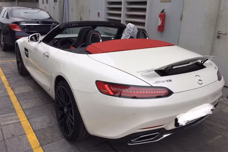 Mercedes-AMG GT Roadster sở hữu động cơ máy xăng V8, tăng áp kép, dung tích 4,0 lít sản sinh công suất tối đa 476 mã lực, mô-men xoắn cực đại 630 Nm. Động cơ kết hợp với hộp số tự động ly hợp kép 7 cấp. Xe có khả năng tăng tốc từ 0 – 100 km/h mất 4,0 giây, tốc độ tối đa 302 km/h.