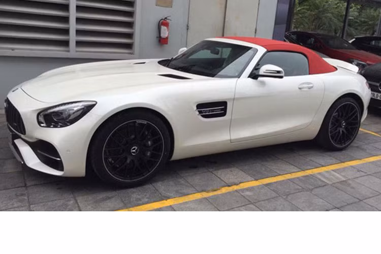 Sau hơn 1 năm sau chính thức ra mắt thị trường Thế giới, cuối cùng mẫu siêu xe Mercedes-AMG GT cũng đã chính thức được đưa về Việt Nam. Theo tiết lộ, chiếc đầu tiên này được Mercedes-Benz Việt Nam nhập về theo đơn hàng của một đại gia Hà Nội và có giá 10,4 tỷ đồng.