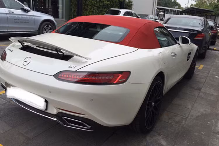 Xe được chia sẻ hệ thống kiểm soát không khí thích ứng từ đàn anh GT R. Cửa chớp nằm dọc phía sau đầu xe có thể đóng/mở bằng mô-tơ điện để điều chỉnh hiệu suất làm mát cũng như luồng không khí cần thiết. Lưới tản nhiệt trước AMG Panamericana đi kèm 15 thanh mạ chrome nằm dọc theo phong cách xe đua của hãng Mercedes-Benz.