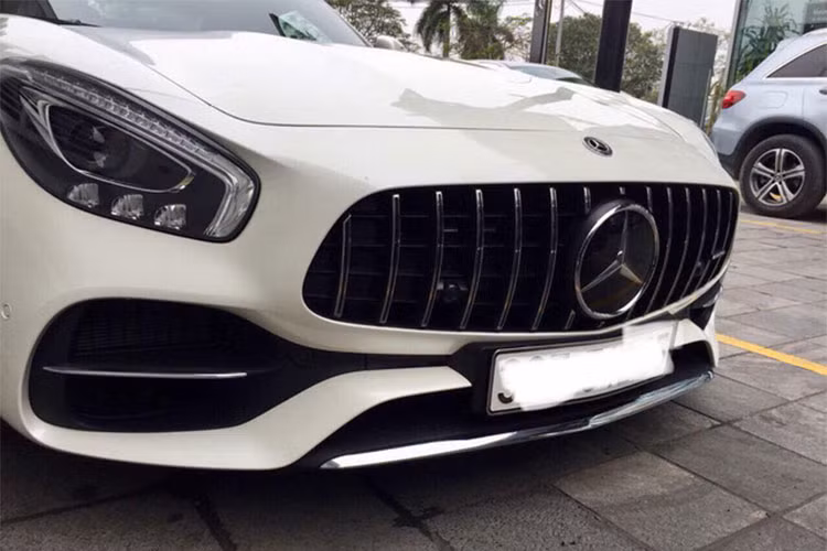 Điểm nổi bật trên phiên bản siêu xe mui trần nhà Mercedes này là phần mui có cấu trúc nâng hạ 3 lớp, được làm từ sự kết hợp giữa ma-giê, thép và nhôm để giảm trọng lượng. Nhờ đó, Mercedes-AMG GT Roadster nặng 1.595 kg trong khi GTC Roadster có trọng lượng 1.660 kg.