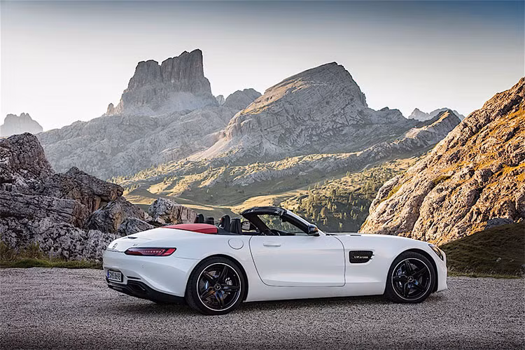 Đặc biệt, so với các phiên bản coupe, AMG GT Roadster còn sở hữu một số công nghệ từ chiếc AMG GT R. Mọi phiên bản của chiếc xe đều sẽ có hệ thống điều khiển khí động học chủ động với các thanh phía sau lưới tản nhiệt có thể thay đổi góc nghiêng để điều chỉnh dòng không khí. Riêng phiên bản AMG GT C còn có hệ thống đánh lái trục sau, khóa vi sai điện tử và lốp sau rộng hơn.