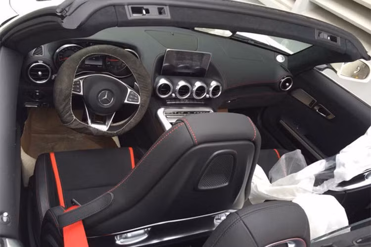 Nội thất bên trong nổi bật với tay lái thể thao bọc da Nappa, ghế thể thao hiệu năng cao AMG, mặt trên táp-lô bọc da Artico. Ghế lái và hành khách điều chỉnh điện, nhớ 3 vị trí, tích hợp sưởi và thông gió. Hệ thống giải trí Comand Online với đầu đọc DVD và màn hình màu 8.4 inch; bộ thu sóng phát thanh, kết nối Bluetooth, trình duyệt Internet...