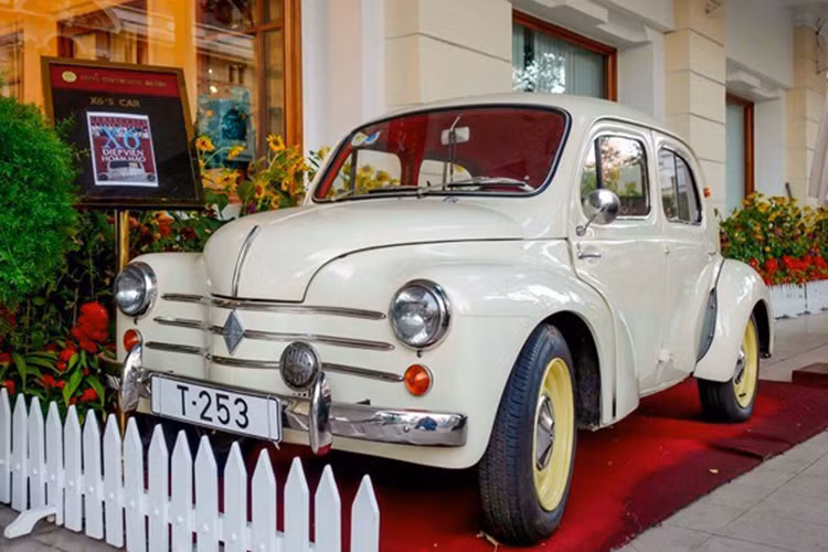 Đây là chiếc xe ôtô Renault 4 CV được vị tướng tình báo Phạm Xuân Ẩn thường xuyên sử dụng trong những điệp vụ tình báo suốt một thời gian dài nằm vùng. Renault 4 CV là chiếc xe bốn cửa, được sản xuất bởi hãng Renault của Pháp từ năm 1947 đến 1961.