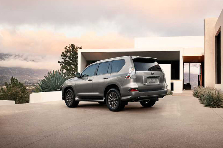 Đây là lần đầu tiên hãng Lexus thực sự nâng cấp cho dòng SUV hạng sang Lexus GX thế hệ thứ 2 kể từ năm 2014 đến nay. Bước sang phiên bản nâng cấp giữa vòng đời, Lexus GX 2020 vẫn được trang bị lưới tản nhiệt hình con suốt đặc trưng và có kích thước lớn như trước.