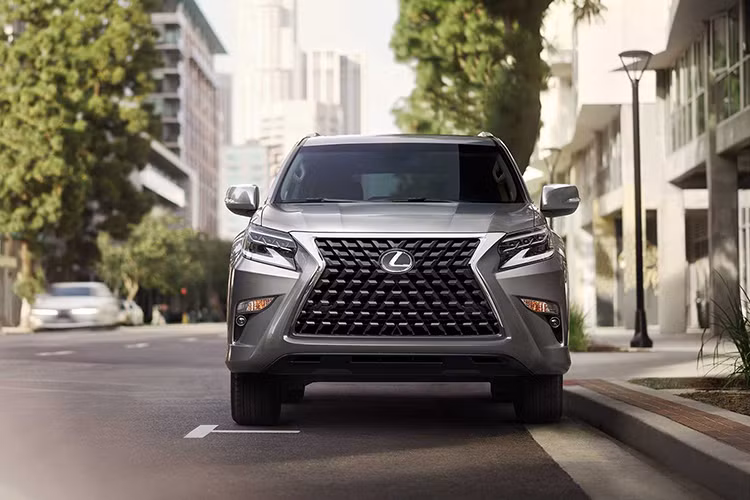 Tuy nhiên, mắt lưới tản nhiệt đã được nâng cấp nên càng đập vào mắt hơn. Nằm hai bên lưới tản nhiệt là cụm đèn pha LED với 3 bóng mới, được trang bị tiêu chuẩn cho Lexus GX phiên bản nâng cấp 2020. 