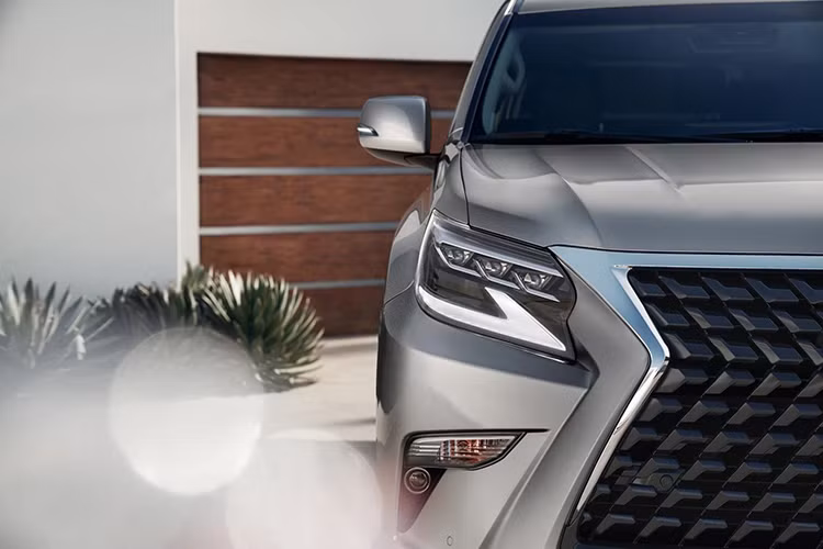 Ngoài lưới tản nhiệt và cụm đèn pha, hãng Lexus gần như giữ nguyên những chi tiết thiết kế còn lại của dòng SUV hạng sang này. Thay vào đó, hãng Lexus tập trung vào việc trang bị những gói phụ kiện tùy chọn cho GX 2020.