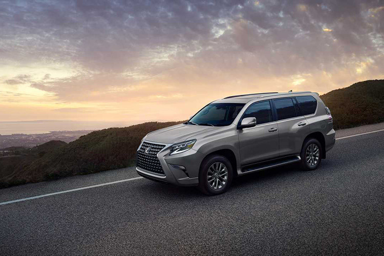 Gói đầu tiên cần phải nhắc đến mang tên Sport Design Package, dành cho Lexus GX 2020 bản Premium và Luxury. Đúng như tên gọi, nó bổ sung những chi tiết thể thao hơn cho ngoại hình của Lexus GX mới như viền lưới tản nhiệt, vỏ gương chiếu hậu, bộ khuếch tán sau, đầu ống xả màu đen nhám và cụm đèn hậu, mâm 19 inch và ghế thương gia tách rời...