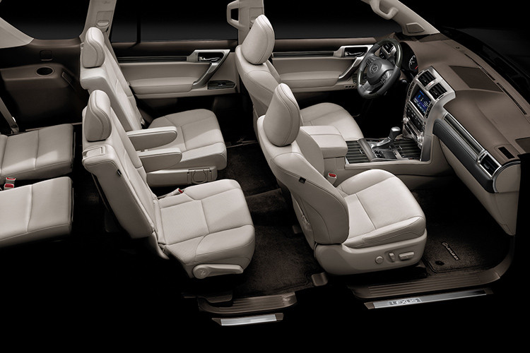 Nguồn cung cấp sức mạnh cho Lexus GX 2020 vẫn là động cơ xăng V8, dung tích 4,6 lít, sản sinh công suất tối đa 301 mã lực và mô-men xoắn cực đại 446 Nm. Sức mạnh được truyền tới bánh thông qua hộp số tự động 6 cấp. Ngoài ra, mẫu SUV hạng sang này còn có khóa vi sai chống trượt Torsen, hộp số phụ 2 cấp và hệ dẫn động 4 bánh. Theo Lexus, GX 2020 có khả năng kéo 2.948 kg.