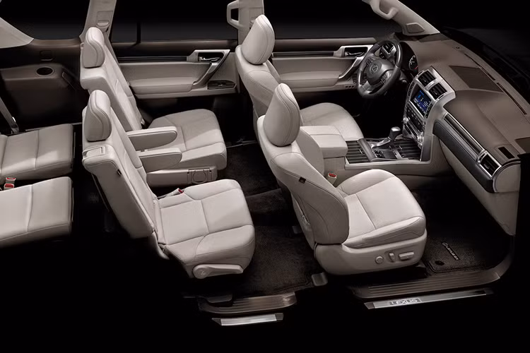 Nguồn cung cấp sức mạnh cho Lexus GX 2020 vẫn là động cơ xăng V8, dung tích 4,6 lít, sản sinh công suất tối đa 301 mã lực và mô-men xoắn cực đại 446 Nm. Sức mạnh được truyền tới bánh thông qua hộp số tự động 6 cấp. Ngoài ra, mẫu SUV hạng sang này còn có khóa vi sai chống trượt Torsen, hộp số phụ 2 cấp và hệ dẫn động 4 bánh. Theo Lexus, GX 2020 có khả năng kéo 2.948 kg.