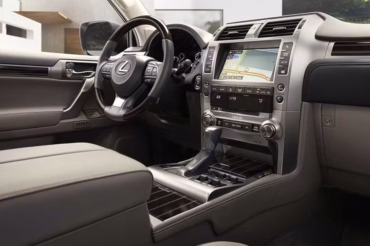 Gói phụ kiện tùy chọn thứ hai của Lexus GX 2020 mang tên Off-Road Package và dành cho bản trang bị Luxury. Gói này sẽ đưa những trang bị như camera bổ sung, hệ thống chọn chế độ lái phù hợp với địa hình Multi-Terrain Select, hệ thống chọn vận tốc vượt địa hình Crawl Control, làm mát hộp số và bảo vệ bình xăng.