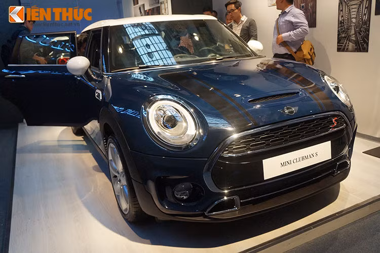 Tuy là chiếc MINI lớn nhất so với các "anh em", nhưng Clubman 2016 vẫn mang những đường nét đặc trưng của thương hiệu xe Anh Quốc như lưới tản nhiệt lục giác, đèn pha oval trên nắp capo, gương tròn bầu bĩnh, la-zăng hợp kim đúc.