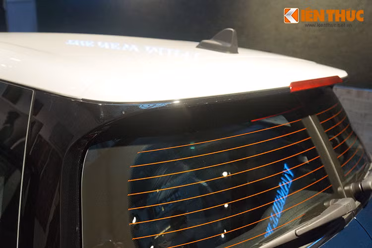 Ngoài ra, những đường nét truyền thống của Mini vẫn được duy trì như đèn pha tròn đặc trưng, những nét bầu bĩnh đến từ gương chiếu hậu đến các chi tiết phía đuôi - tạo nên một mẫu xe đầy cá tính.