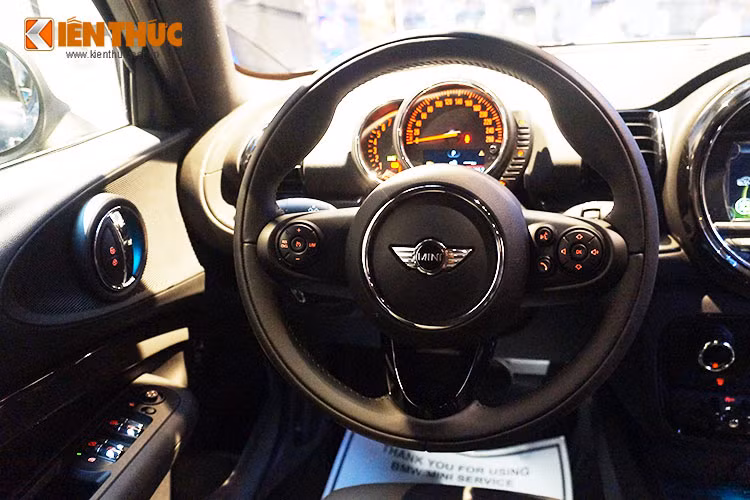 Hệ thống đèn chào tại khoang lái hiển thị logo Mini khi hành khách mở cửa. Tất cả những điều này mang đến một mẫu Mini Clubman 2016 thoải mái, tiện dụng và thông minh hơn.